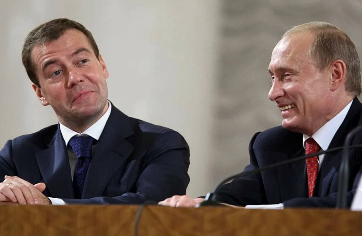 Путин и Медведев смеются