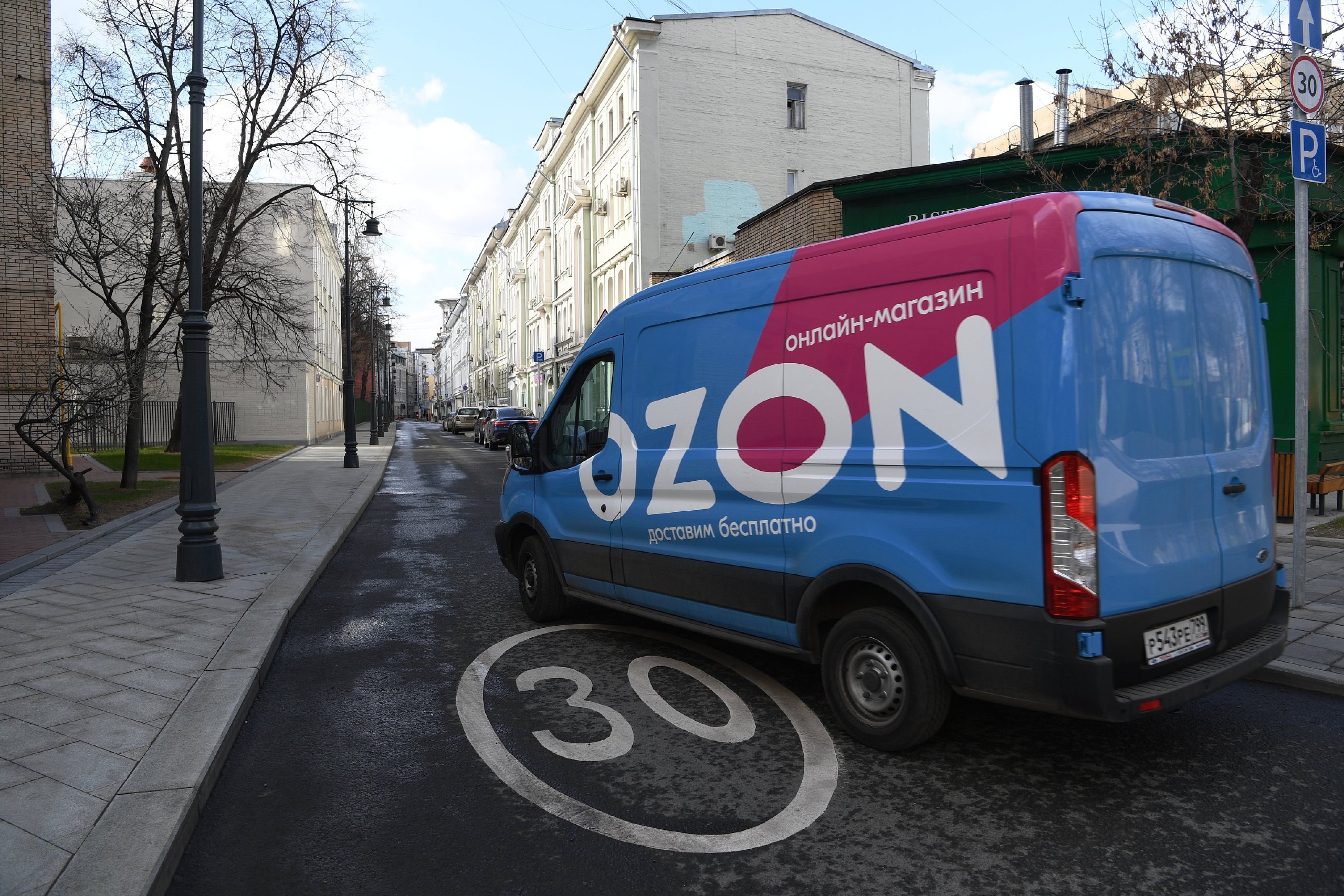 Озон начал продавать. OZON. Озон основатель компании. OZON В Америке. РИА машина.