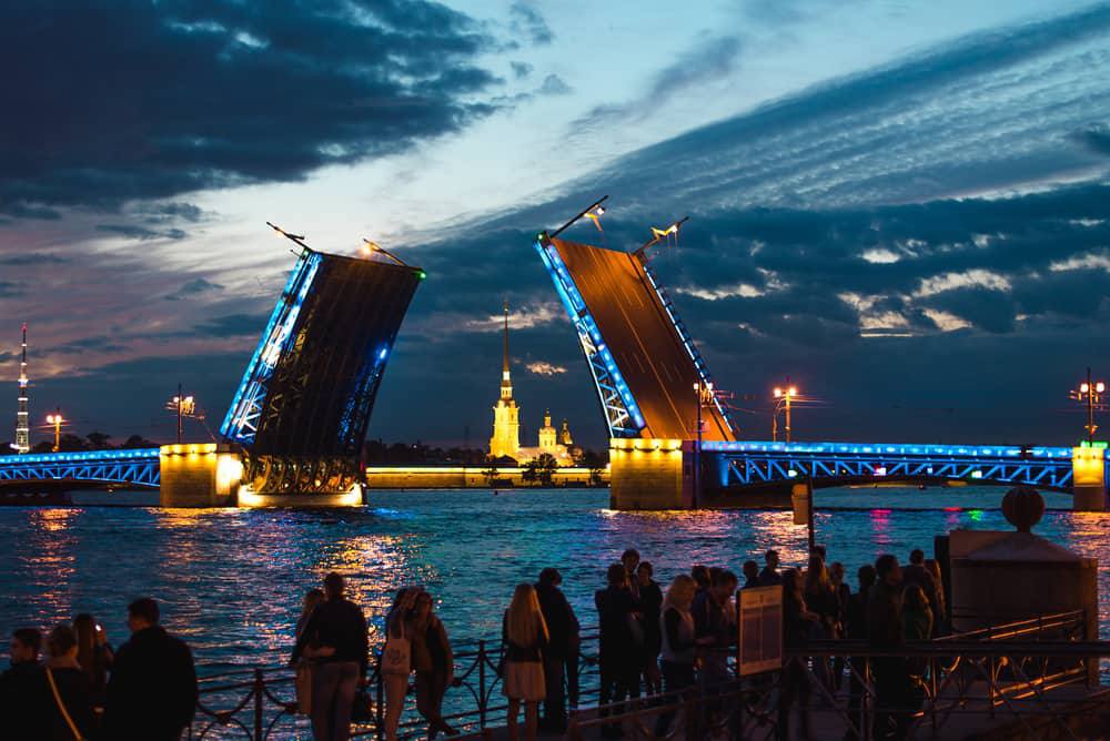 В апреле разводят мосты в питере. Дворцовый мост в Санкт-Петербурге. Питер разводной мост Петропавловская крепость. Разведение мостов Питер белые ночи.