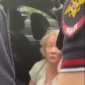 Появилось видео пожара в автомобиле замначальника 8-го управления Генштаба ВС РФ Евгения Секретарева, который отвечает за военную цензуру