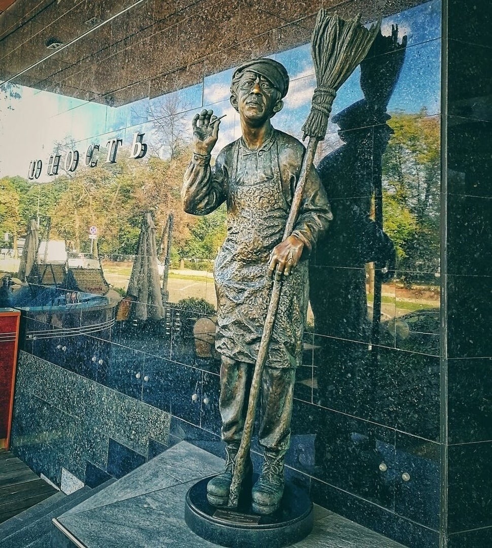 Памятник Никулину гостиница Юность