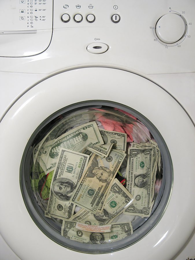 Сдать стиральную машину за деньги в спб. Деньги в стиралке. Стиралка с деньгами. Деньги в стиральной машине. Постирал деньги в стиральной.