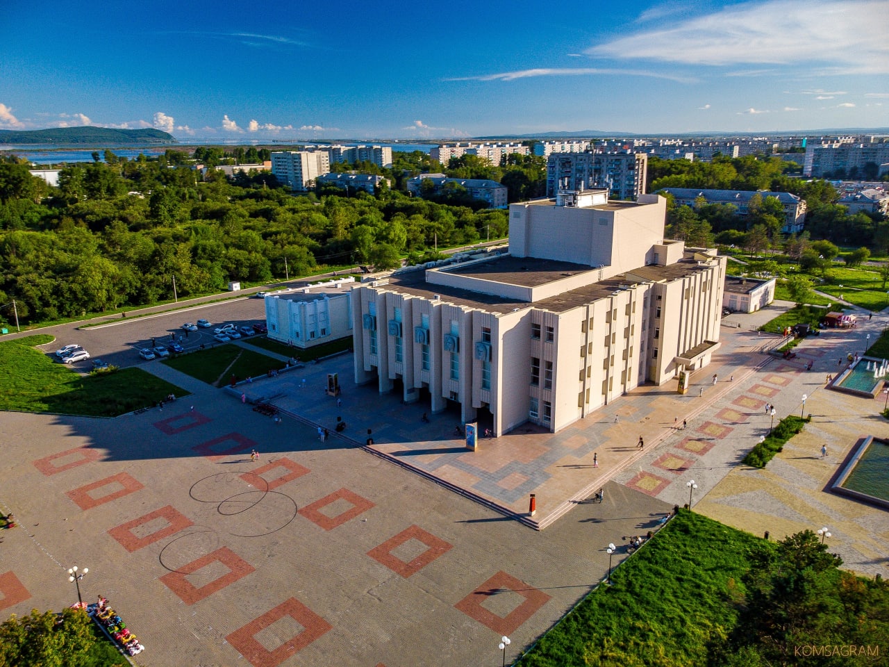 Драм театр комсомольск на амуре. Театр Комсомольск на Амуре. Комсомольский драмтеатр.