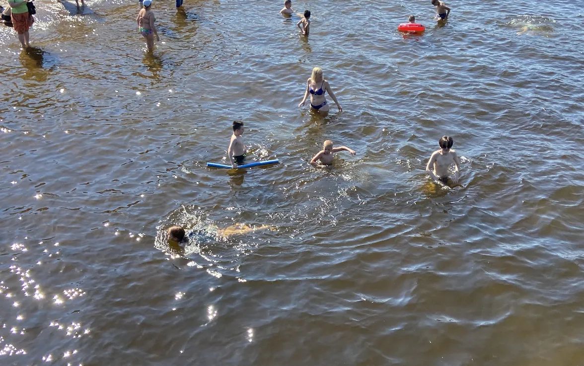 дети купаются на озере