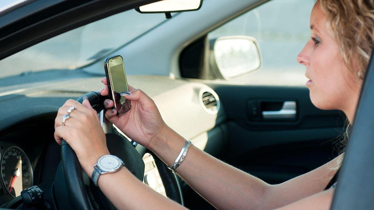 Зачем хитрые водители держат в машине разбитый телефон