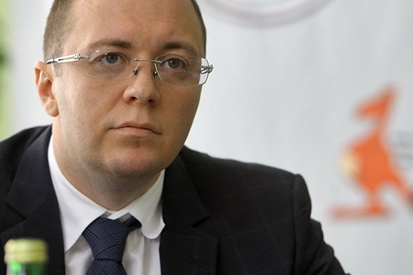 Марк не сидит, а миллионы и правда идут