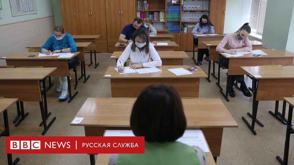 Учительница 15 школы. Школа 15 учителя в России. Школьники смеются. Ученик сдает работу учителю. Учительница из Пензы.