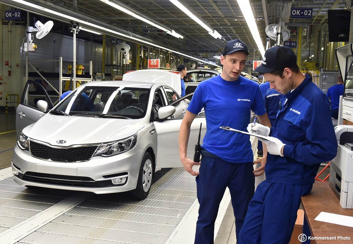 Hyundai работает. Завод Хендай в Сестрорецке. Завод ХММР В Санкт-Петербурге. Питре Хундай завод Хендай. Охранник на завод Хендай.