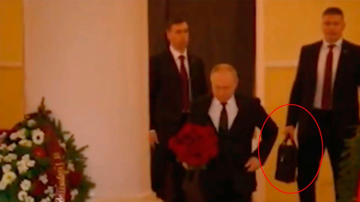 Охрана президента России Путина чемоданчик