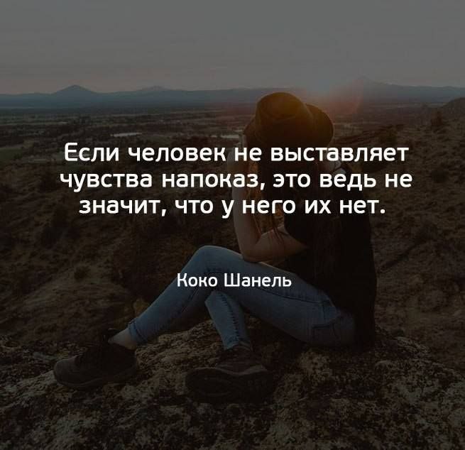 Мечтательная незнакомка выставляет напоказ ароматную щель