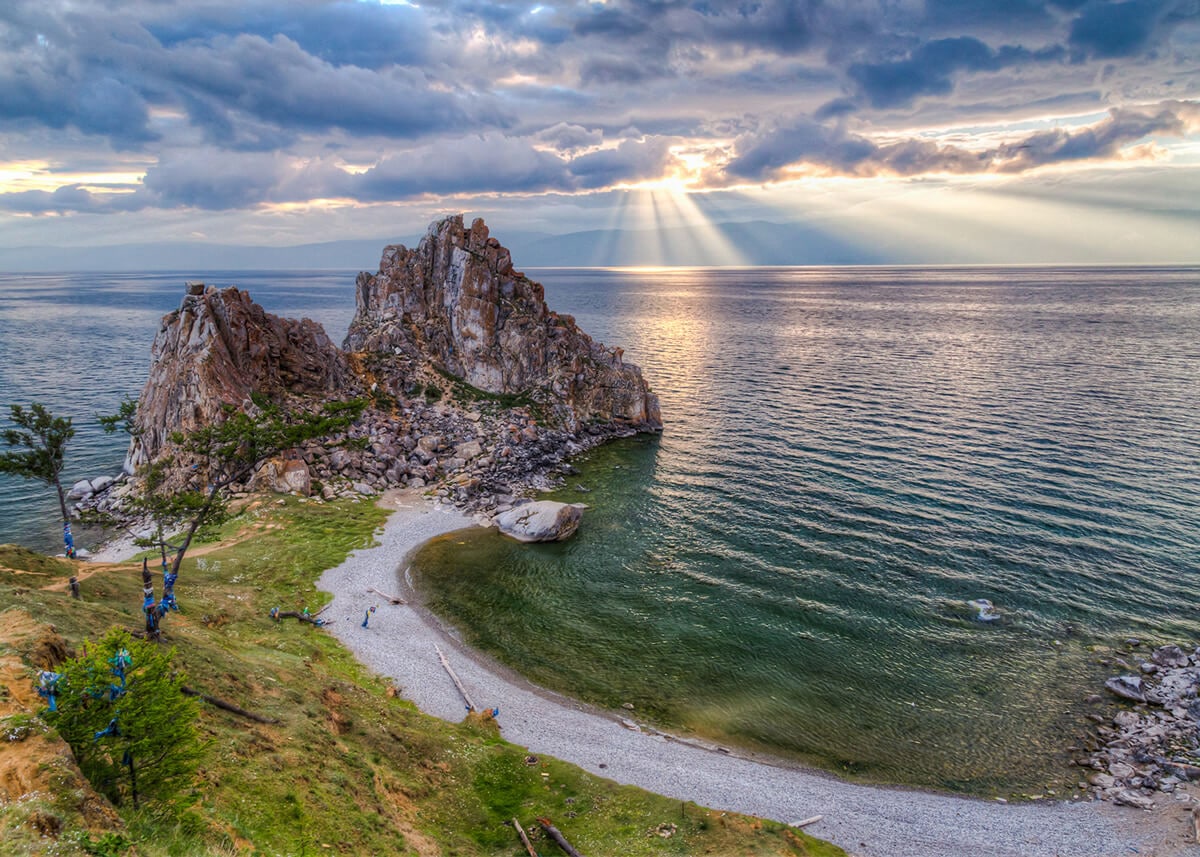 Мыс Бурхан скала Шаманка