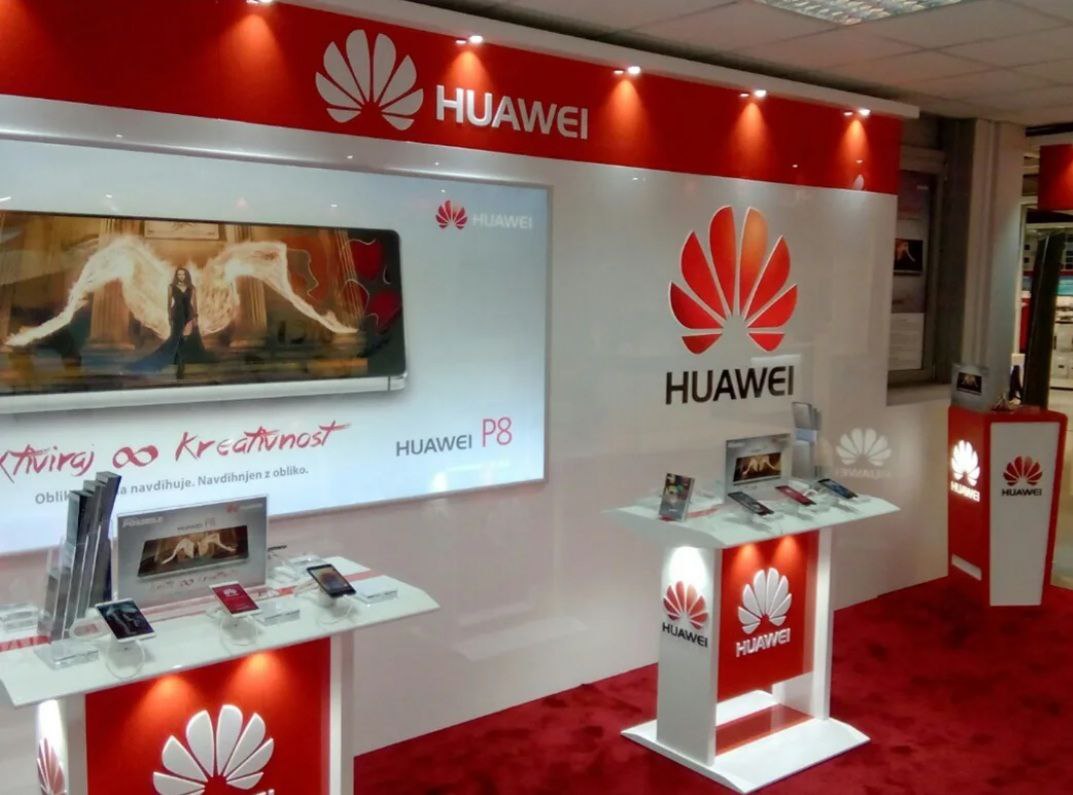 Huawei маркет. Huawei магазин. Компания Хуавей в России. Флагманский магазин Huawei. Фирменный магазин Huawei.