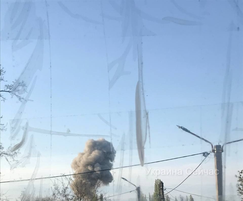 Куда прилетело в севастополе. Удары по аэродрому школьный в Одессе. Одесса удар ракеты. Взрыв на аэродроме школьный. Ракетный удар по аэродрому.