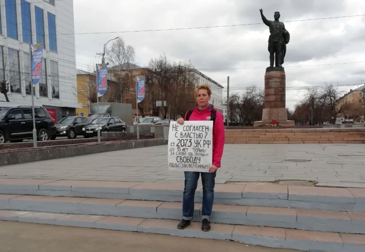 Одиночный пикет. Одиночный пикет в Иркутске 2022. Одиночный пикет 07.10.2018 Псков. Плакат одиночный пикет на площади Ленина Ирина. Пикет у посольства Великобритании в Москве 29 ноября 2022.