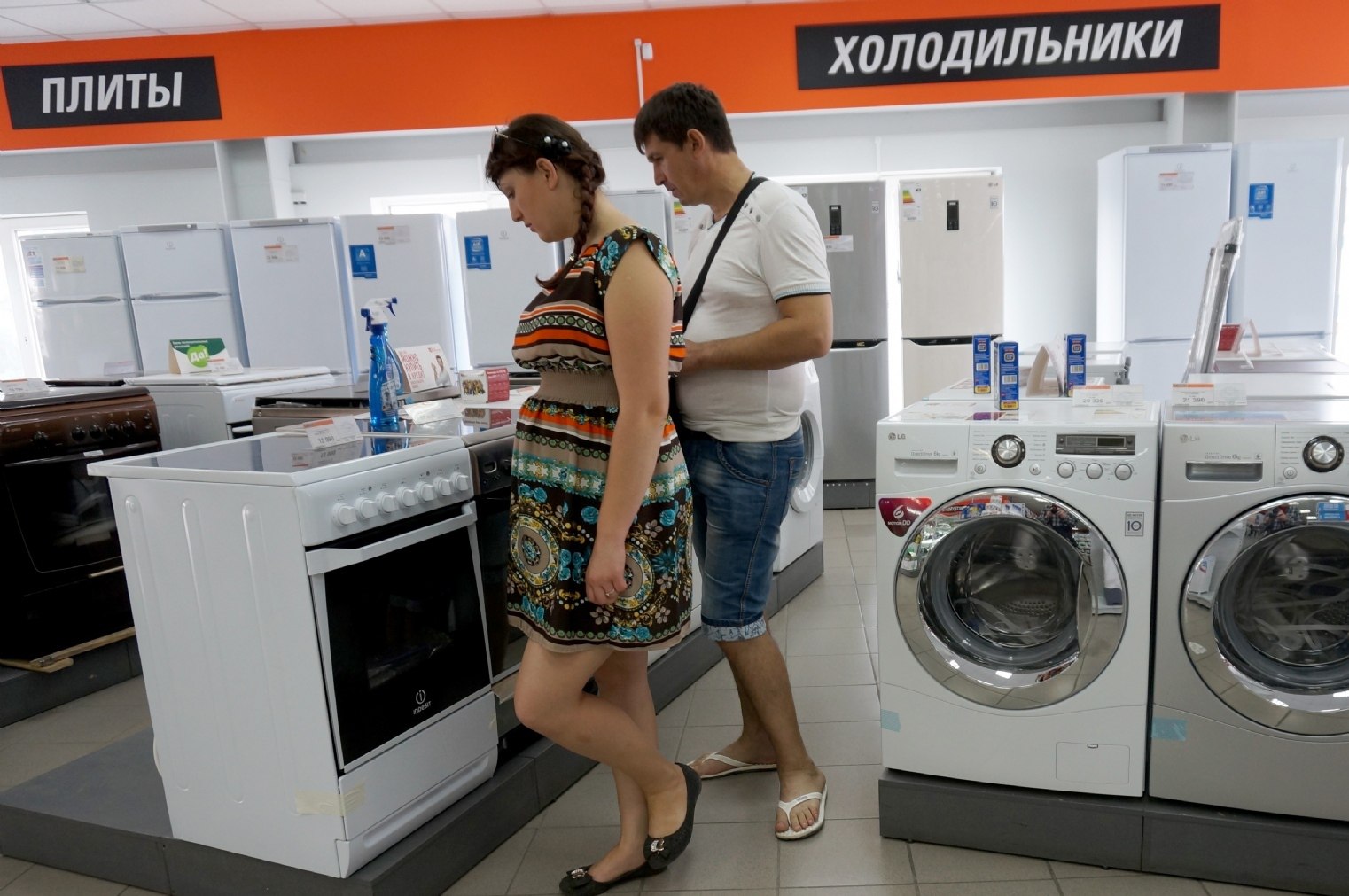 Какую бытовую технику сейчас. ECON бытовая техника. Витрины для бытовой техники. Сокращать траты на одежду, бытовую технику и электронику.