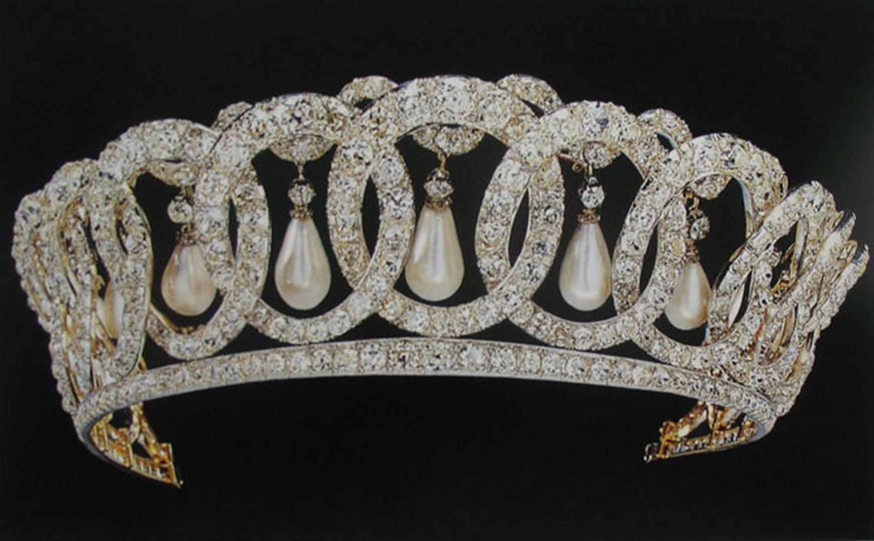 драгоценность 2. цифры на драгоценных камнях изумруд. драгоценности. драгоценности императрицы екатерины 2. короне британской империи куллинан.