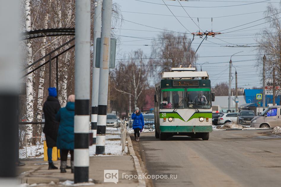 Когда приедет троллейбус. Троллейбусный парк. Новый троллейбус. Управление троллейбусом. Транспортное управление.