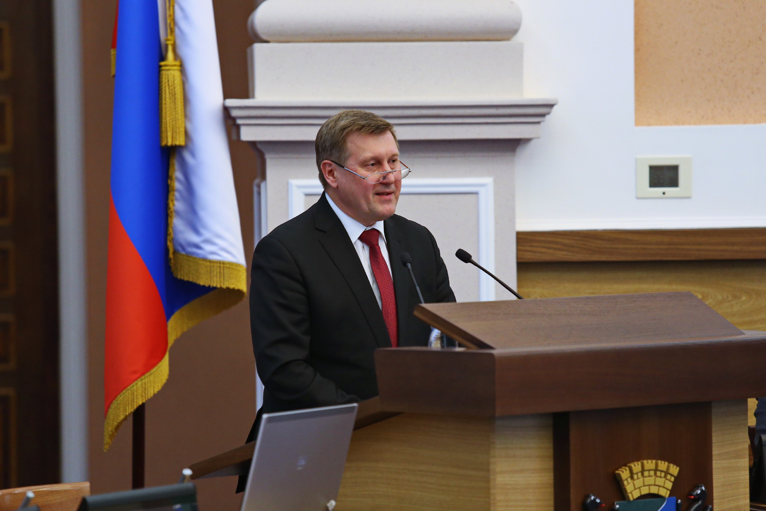 На фоне критики прибалтийских стран за снос памятников Советским воинам символично смотрится новосибирская история со сносом в городе стелы, установленной в честь 45-летия Победы в Великой Отечественн