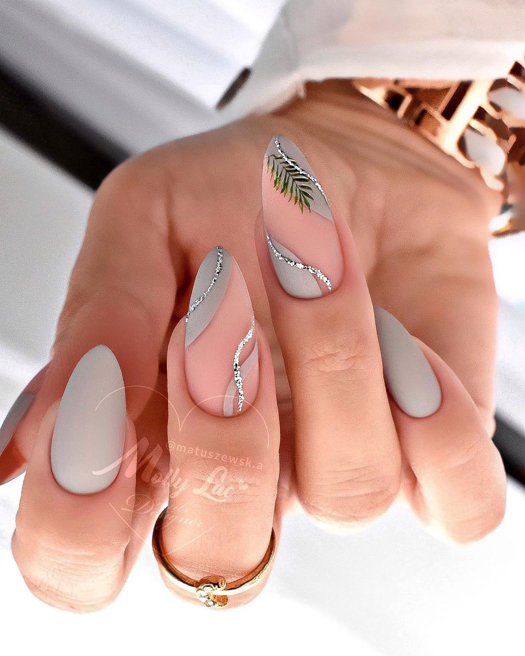 Маникюр дизайн новинки. Ногти 2025 новинки модные. Ногти 2025 новинки модные. Маникюр на длинные ногти миндаль серебро. Зеркальные ногти.