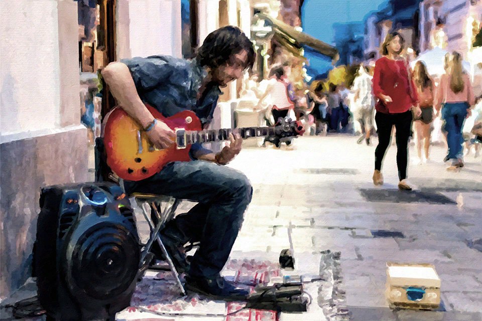 Бомж гитарист. Уличный гитарист. Уличный музыкант на гитаре. Уличный музыкант гитарист. Гитарист на улице.