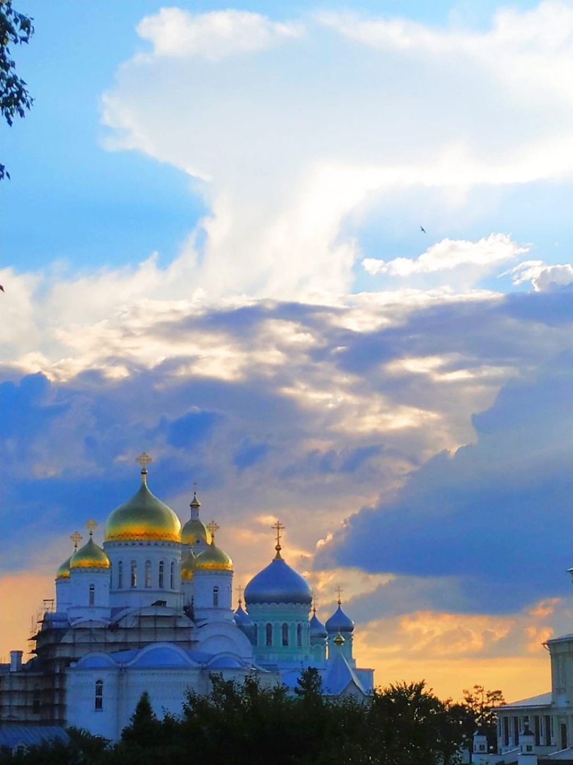 В дивеево божья матерь небе. Дивное Дивеево. Явление Пресвятой Богородицы в Дивеево. Благовещенский собор Дивеево. Божье явление Дивеево.