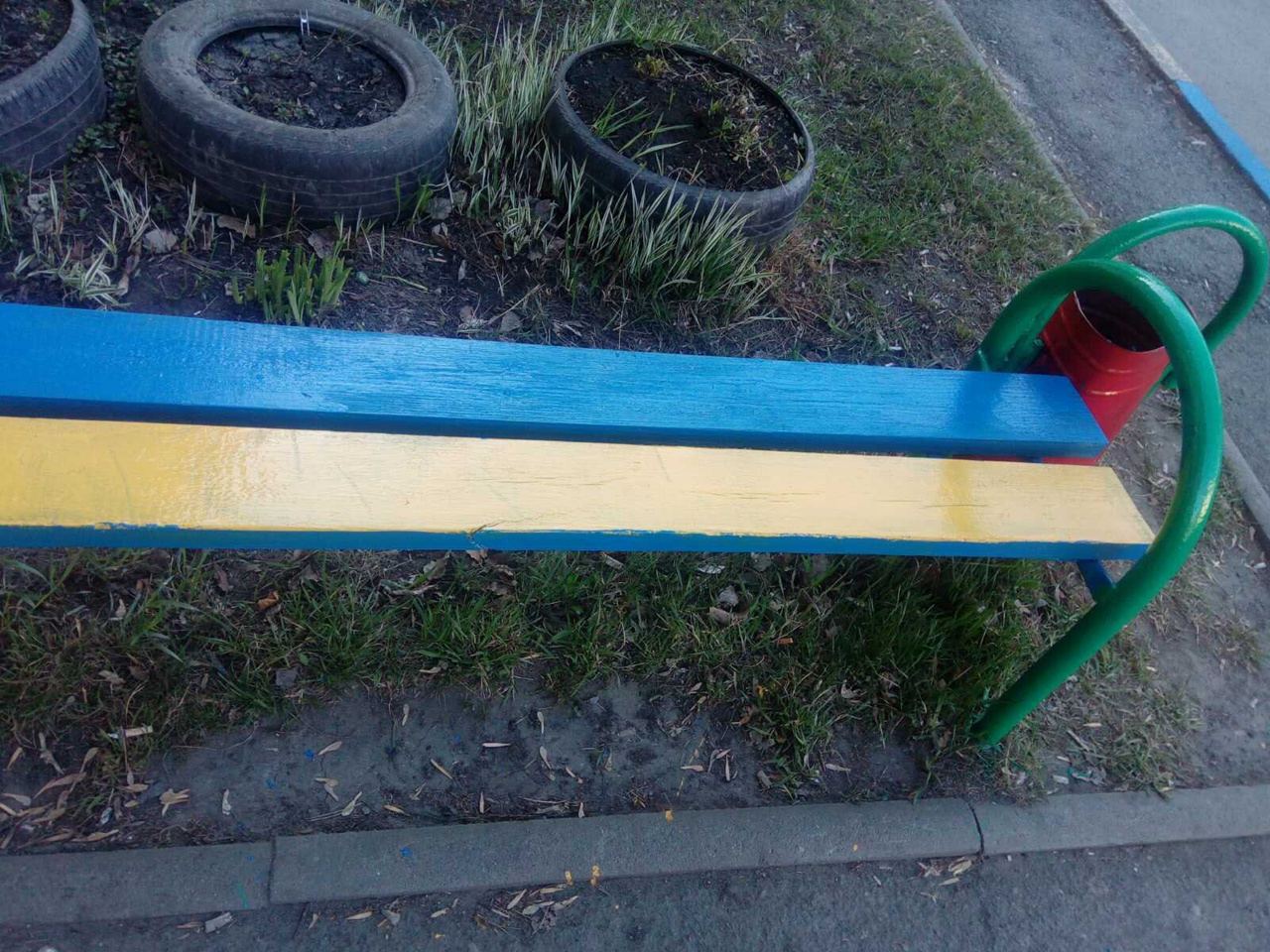 Лавки выкрашенные в цвета украинского флага