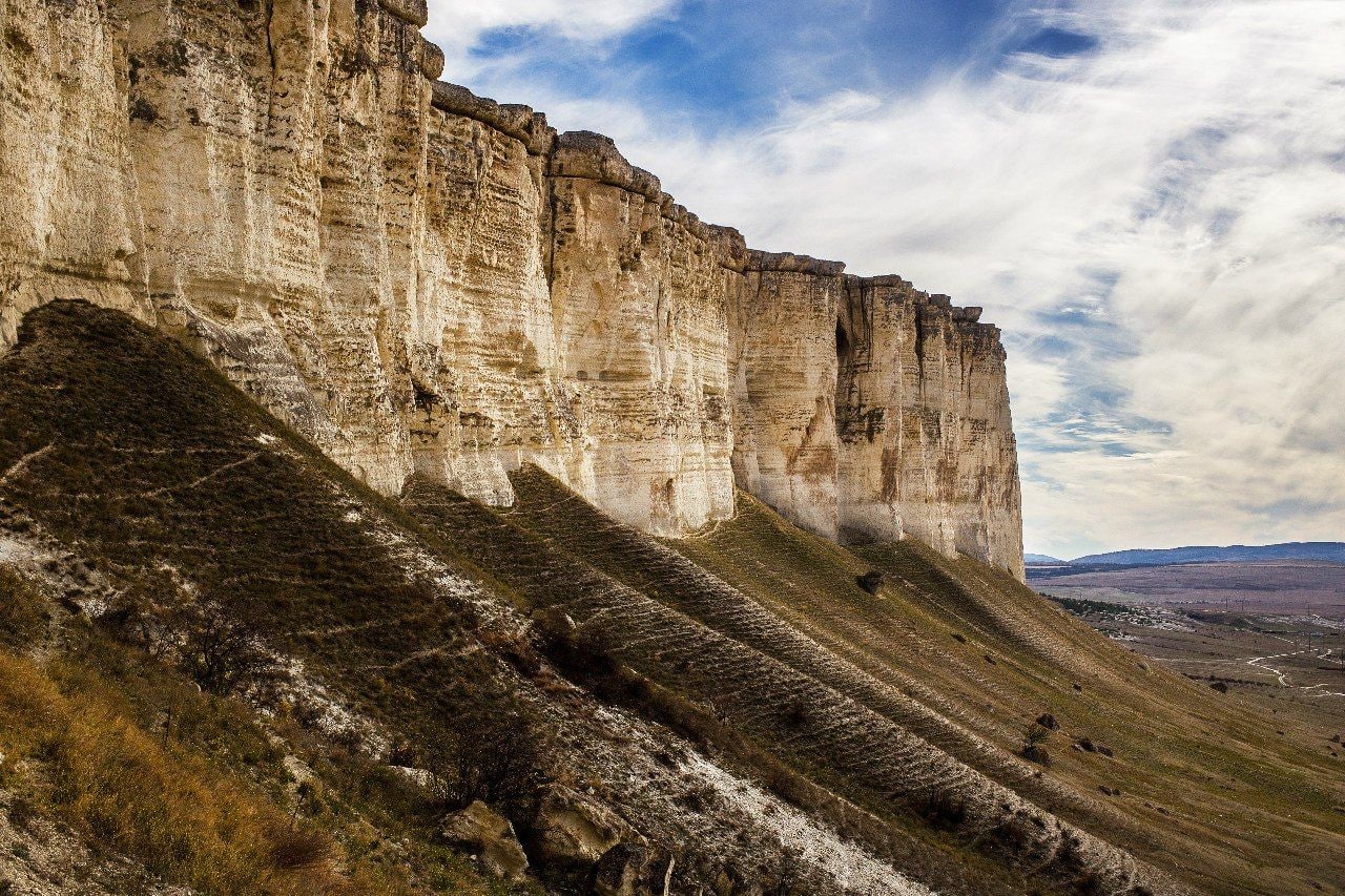 Скала в крыму кая. Белая скала АК-Кая. Гора АК Кая Крым. Крым Белогорск белая скала АК-Кая. Гора белая скала в Крыму.