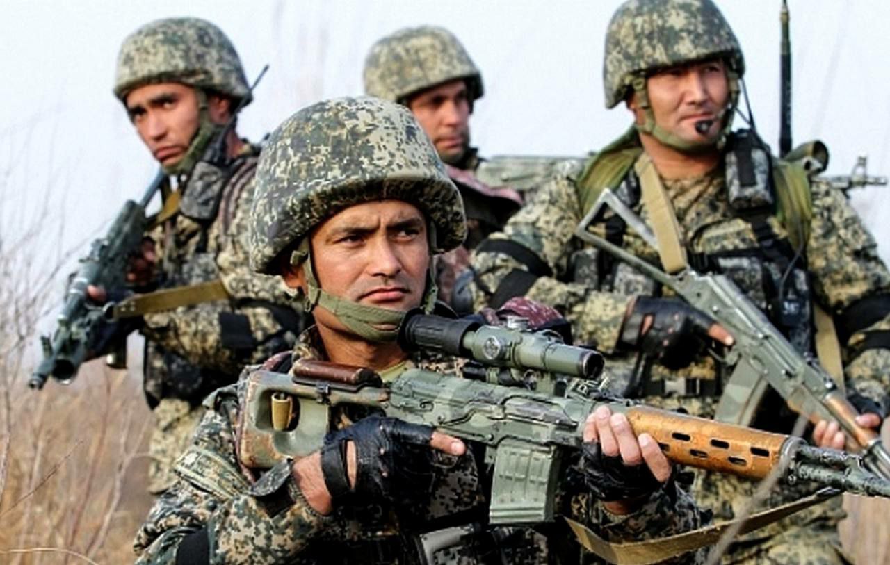 Ogrilar armiyasi uzbek tilida. Узбекские военные. Узбекский солдат. Армия Узбекистана. Самая сильная армия в средней Азии.