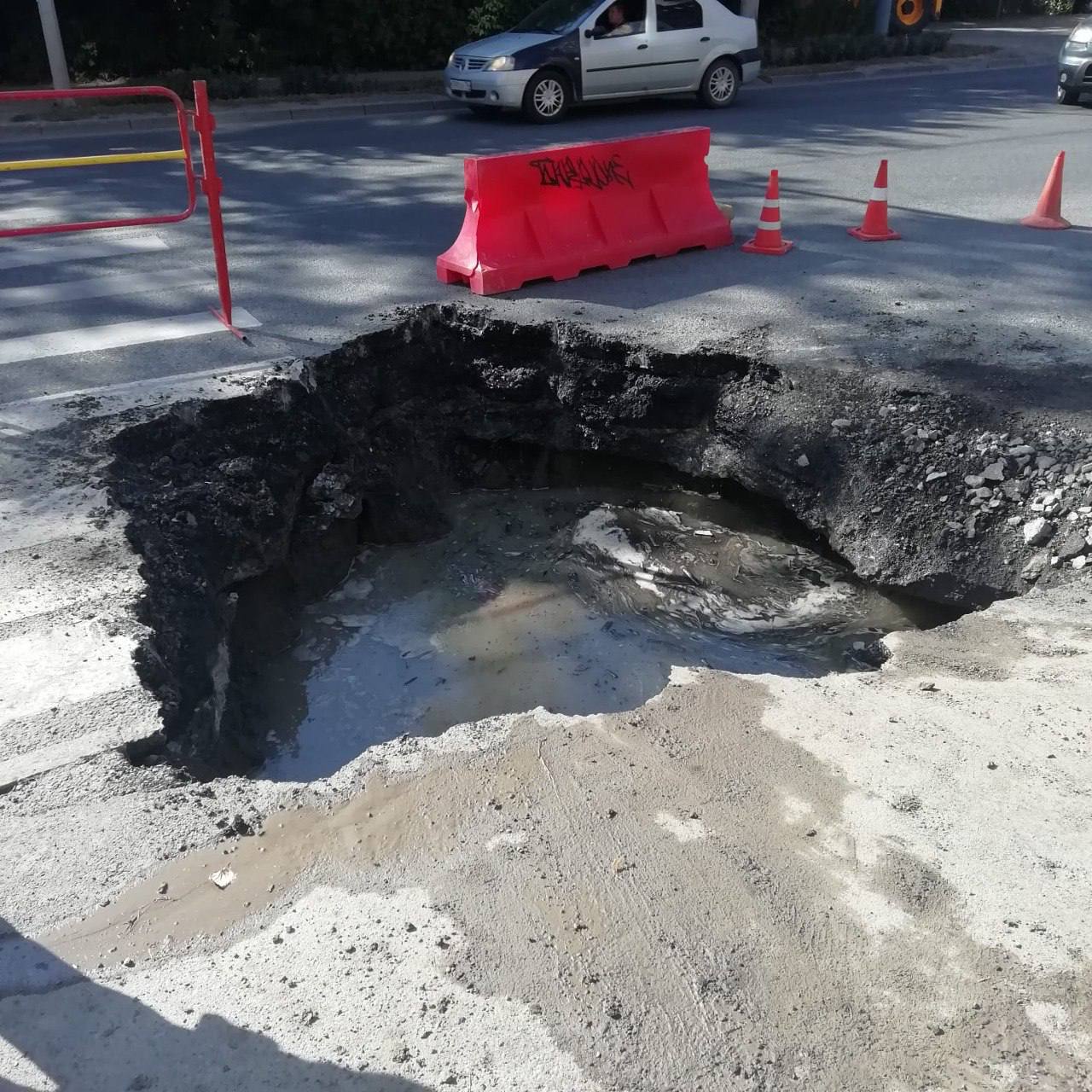 Сегодня в челябинске 10 день. Провал асфальта. Ямы в Челябинске. Провалился асфальт на Российской Челябинск. Яма в асфальте.