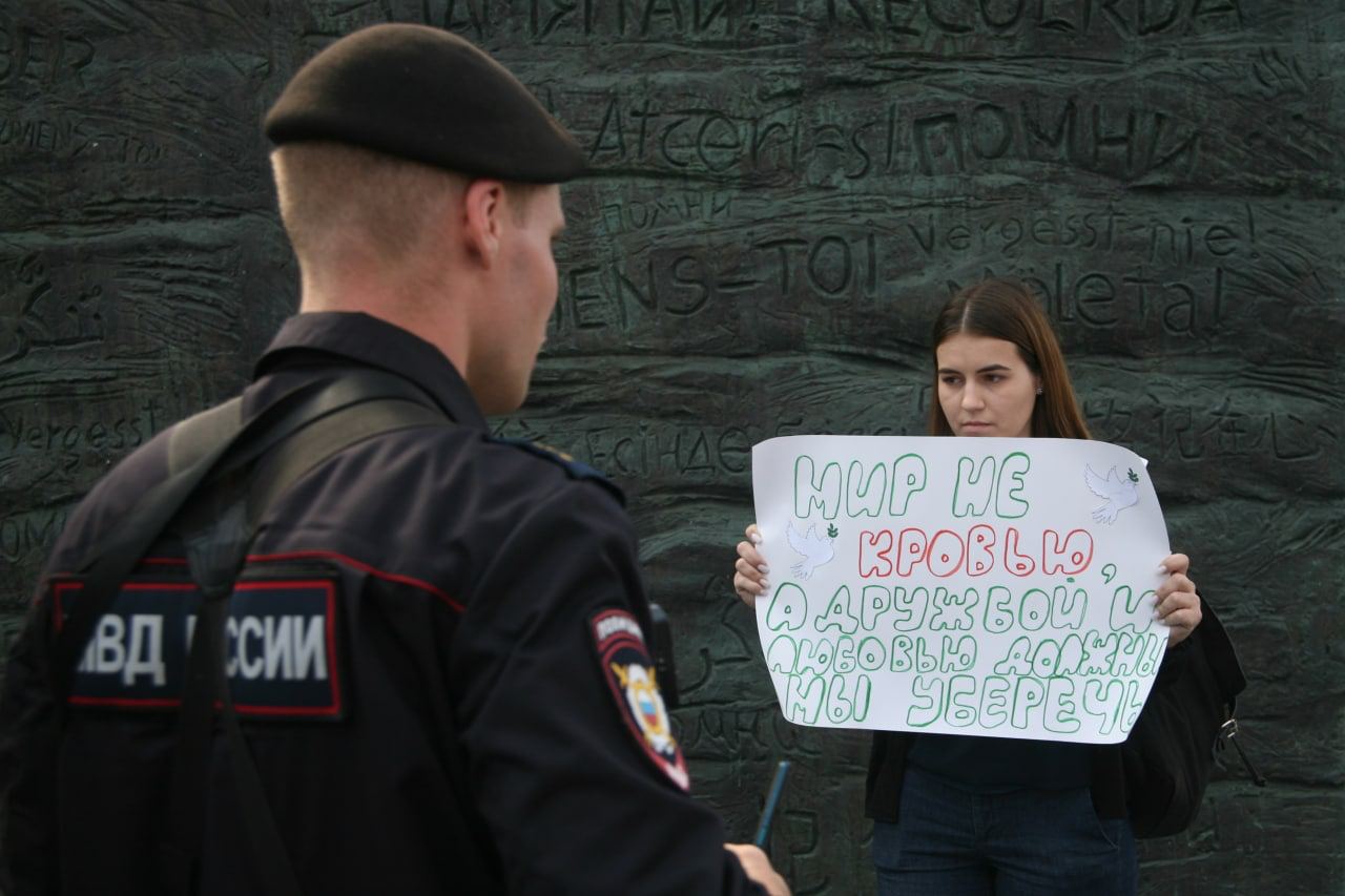 Выйти против войны. Люди с плакатами нет войне. Плакаты против войны с Украиной. Акции протеста нет войне. Одиночный пикет против войны.