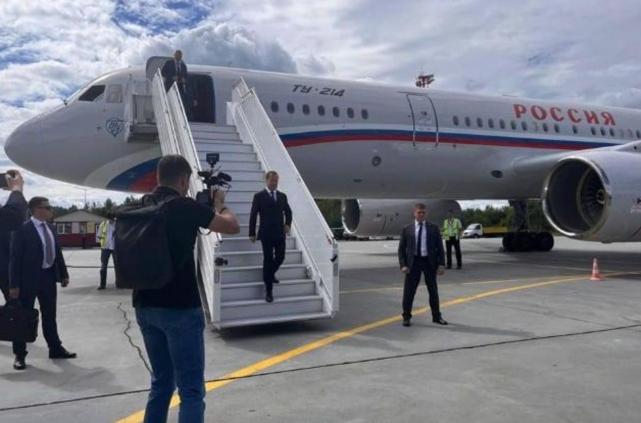 Самолет с пассажиром. Карта полетов в турцию. Самолет москва санкт-петербург. Полет в турцию на карте 2022. Москва пекин самолет.