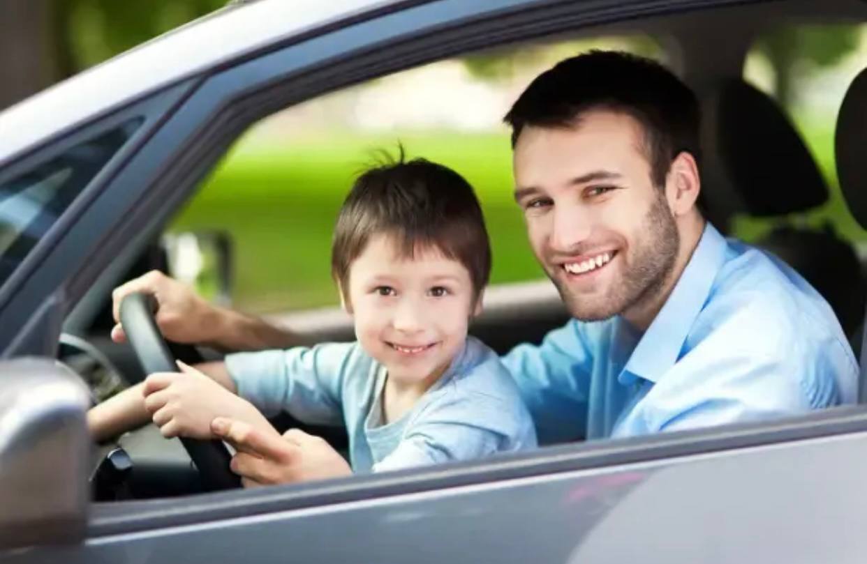 Машины пап на английском. Семейная машина. Папа за рулем. Ребенок с родителями авто. Отец и сын путешествие.